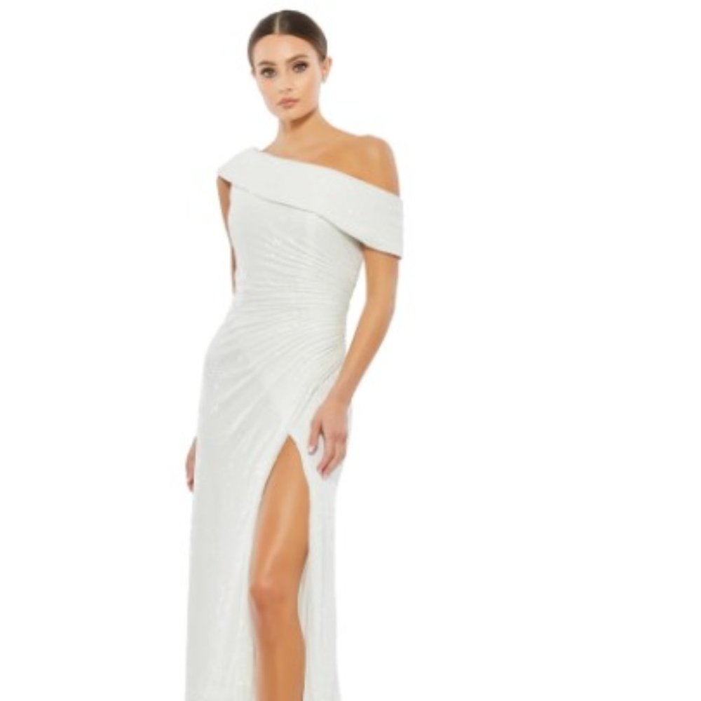 MAC DUGGAL ONE-SHOULDER RUCHED SEQUINED GOWN size 8
